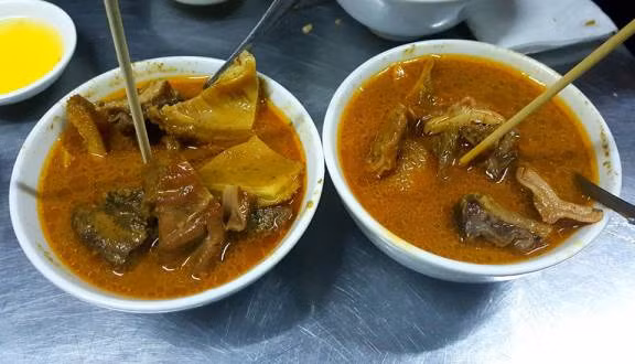 Phá lấu: Chắc hẳn không phải ai cũng biết đến món phá lấu. Phá lấu có thể làm từ nhiều bộ phận khác nhau của heo như bao tử, lưỡi, phèo, chân giò, tai heo… Ảnh: Internet.