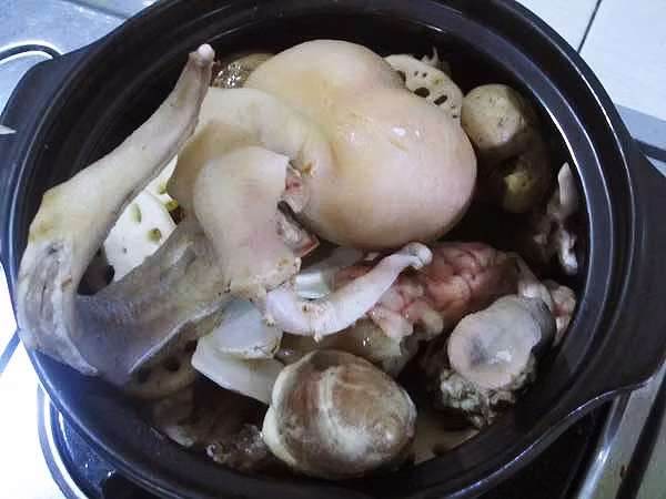 Cà dê (ngọc dương): Ngọc dương được xem là món ăn "tráng dương" cho phái mạnh. Để chế biến cà dê thành món khoái khẩu, người ta chọn dê đực đang lớn (tránh dê đực già) để làm thịt, lấy cà. Trong các món ăn được chế biến từ ngọc dương dê thì món ngọc dương hầm thuốc Bắc, ngọc dương ngâm rượu và ngọc dương nấu lẩu được nhiều quý ông ưa chuộng nhất.