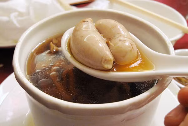 Súp tinh hoàn gà (súp kê gà): Món ăn từ tinh hoàn động vật này được nhiều quý ông yêu thích nhờ hương vị thơm ngon đặc biệt và nhiều giá trị dinh dưỡng. Món ăn này cũng được gọi là "biệt dược phòng the" nổi tiếng ở một số nước châu Á như Việt Nam, Trung Quốc.