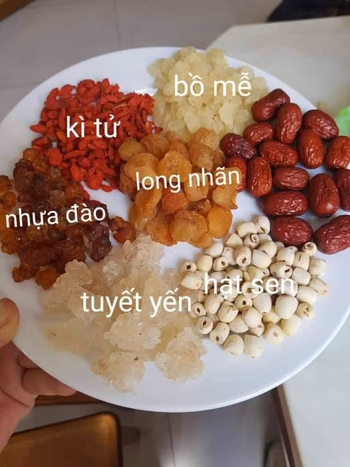 Màu sắc đẹp, hương vị dễ uống nên chè dưỡng nhan xuất hiện tại Việt Nam chưa lâu nhưng các chị em đã rất quan tâm. Tùy thành phần, chè dưỡng nhan có giá bán trung bình từ 35.000 - 100.000 đồng/chai (dung tích 150-300ml).