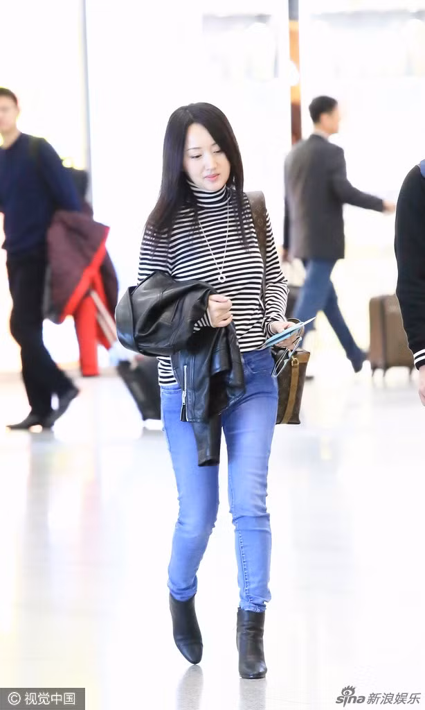 Khi ra sân bay, cô thường diện những mẫu quần jean mix cùng áo thun và boots vừa giúp khoe đôi chân thon gọn, lại đơn giản, năng động.