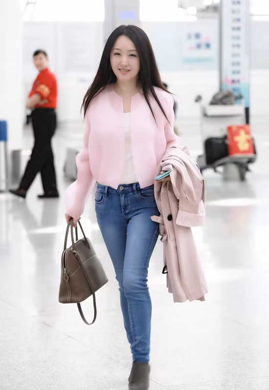 Dương Ngọc Oánh khéo kết hợp set đồ thu đông trẻ trung, năng động, tôn lên vóc dáng thon thả của cô.