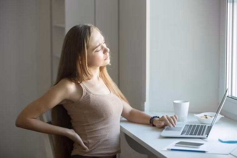 7. Ngồi sai tư thế có thể làm tăng nguy cơ vỡ đĩa đệm hoặc thoát vị, dẫn đến đau và chèn ép dây thần kinh. Ngồi sai tư thế cũng có thể gây khó chịu ở bụng và các vấn đề về tiêu hóa, đặc biệt là táo bón. Điều này xảy ra vì ruột của bạn bị nén, ức chế khả năng đẩy thức ăn qua đường tiêu hóa. Thậm chí, nó có thể làm giảm lượng không khí đưa vào phổi, và tăng nguy cơ trầm cảm.