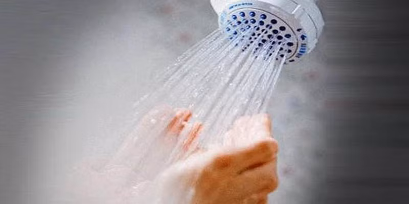 Tắm nước quá nóng: Còn gì tuyệt vời hơn việc thư giãn cơ thể dưới vòi sen sau một ngày dài mệt mỏi. Nhưng việc tắm với nước quá nóng hoặc quá lạnh và trong khoảng thời gian quá 5 phút vào buổi tối muộn sẽ làm mất cân bằng độ ẩm của da và làm mất nước.