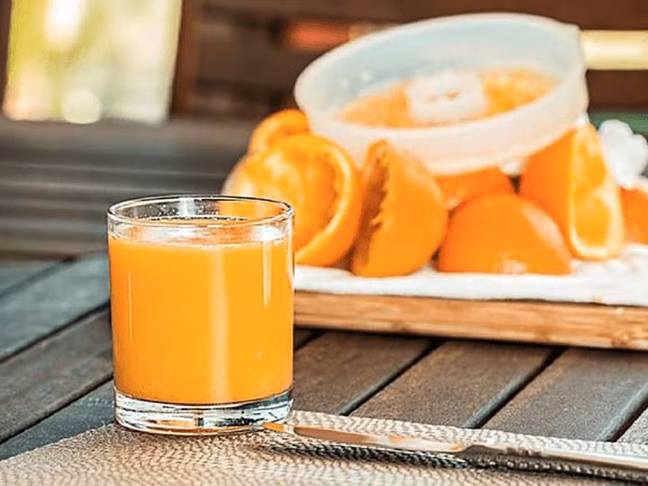 Nước cam có lợi cho sức khỏe và ít calo. Đây là thức uống thay thế tốt cho nước giải khát. Cam có hàm lượng vitamin C cao giúp cho cơ thể bạn khoẻ mạnh hơn.