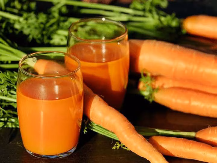 Nước cà rốt và cà chua: Cà rốt là một nguồn cung cấp vitamin A rất lớn, ít calo và đầy chất xơ. Cà chua giúp điều hòa sự trao đổi chất, sự thèm ăn và quá trình đốt cháy chất béo trong cơ thể. Nước cà rốt và cà chua là một trong những loại nước ép tốt nhất giúp giảm cân.