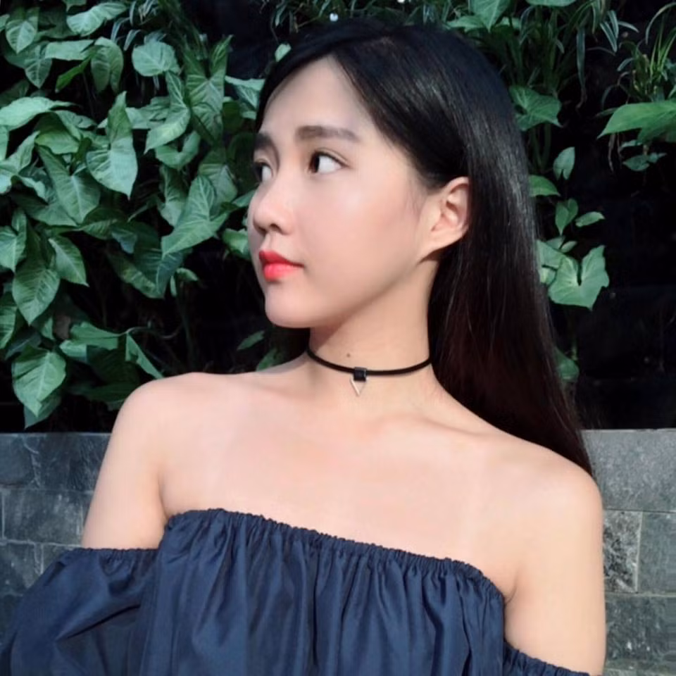 Cô nàng khá bạo dạn khoe vai trần trong những kiểu áo váy trễ nãi.