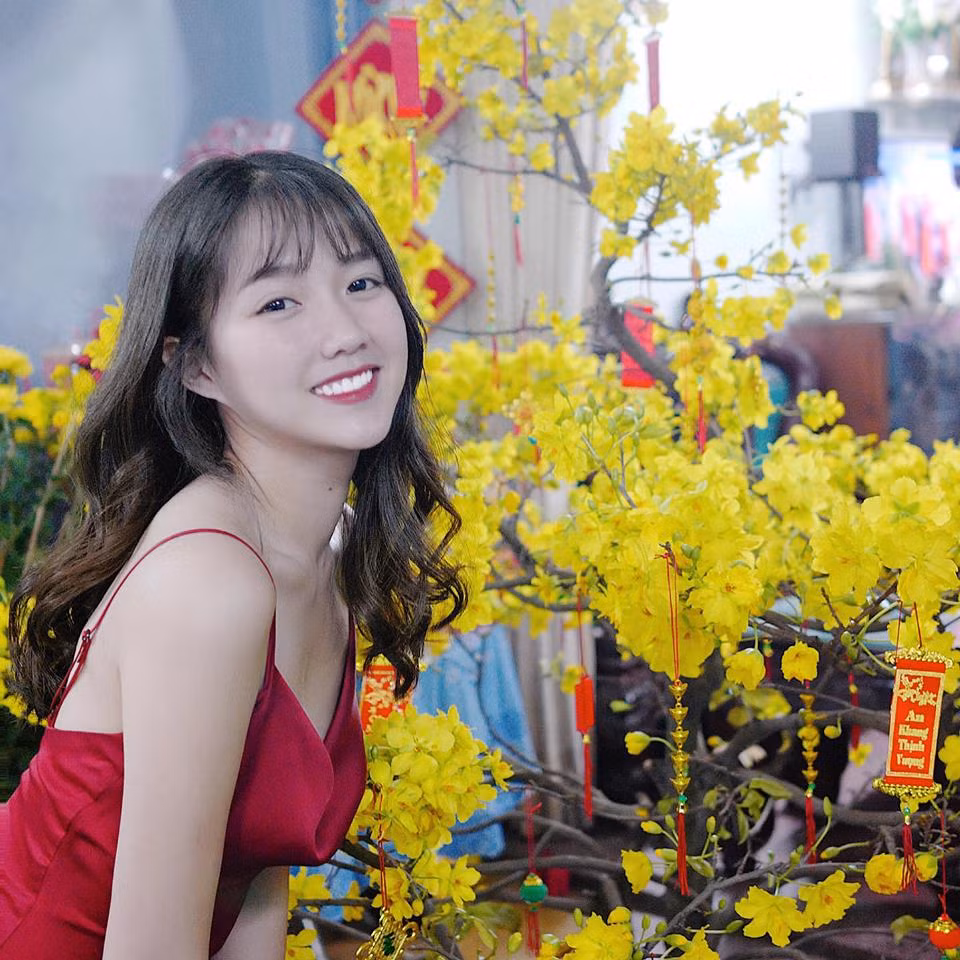 Trinh Xíu tự tin khoe vai trần trong chiếc váy hai dây màu đỏ sexy.