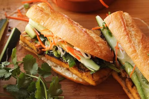 Bánh mì: Phổ biến và nổi tiếng như phở, bánh mì Việt Nam ngày càng thu hút du khách. Món bánh này rất giòn, có nhiều loại nhân rất vừa miệng. Bánh mì chứa đầy rau xanh cùng pa tê và trứng ốp la cực ngon.