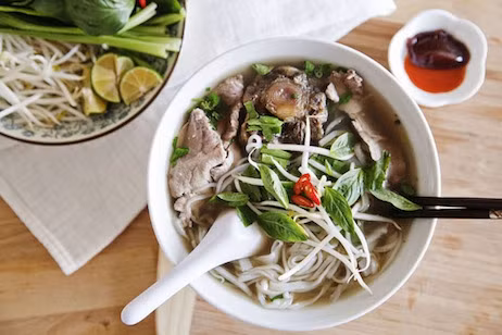 Phở có thể được nhìn thấy ở khắp mọi nơi từ các quầy hàng trên đường phố cho đến các nhà hàng cao cấp ở Việt Nam. Món ăn Việt này bao gồm nước dùng mặn, bún tươi, rau thơm cùng với thịt gà hoặc thịt bò. Món ăn có giá rẻ, ngon và luôn có sẵn ở hầu hết các khung giờ.