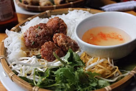 Bún chả là một trong những món ăn yêu thích lâu đời nhất của ẩm thực miền Bắc Việt Nam. Món ăn này là lựa chọn hàng đầu của đồ ăn trưa. Thịt nướng bình thường trên bếp than được ăn kèm với bún gạo và một số loại rau sống, tất cả được chấm trong một loại nước sốt đặc biệt được pha riêng cho món ăn này.