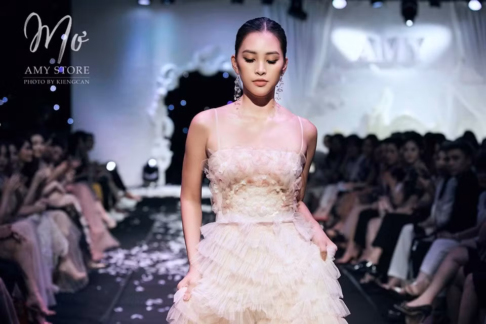 Tiểu Vy xinh như một nàng công chúa cổ tích với chiếc đầm hai dây được thiết kế tinh tế.