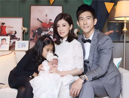 Bí quyết giữ gìn nhan sắc hàng đầu của Giả Tịnh Văn là luôn uống nước ấm, không uống đồ uống có cồn, không thức khuya, không thức muộn.