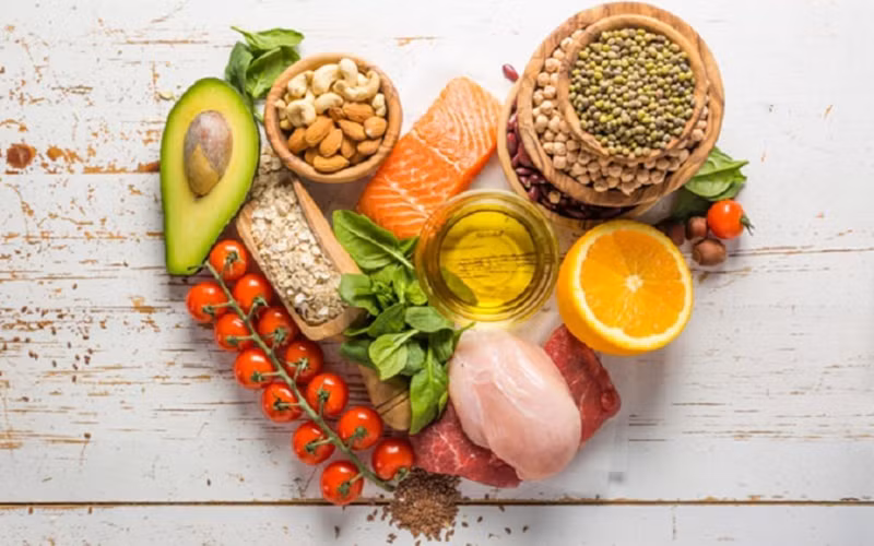 Đảm bảo đủ chất béo, protein và carbs trong chế độ ăn uống: Xây dựng một chế độ ăn uống cân bằng là rất quan trọng. Nếu muốn tăng testosterone, cần hiểu cách cân bằng lành mạnh chất béo, protein và carbs trong khẩu phần ăn. 