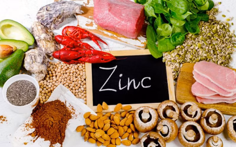 Tăng cường bổ sung kẽm: Nếu không có đủ lượng kẽm, cơ thể không thể sản xuất đủ testosterone. Kẽm có thể có trong các sản phẩm sữa, thịt, cá, nhưng ăn quá nhiều thịt hoặc cá cũng không tốt vậy nên hãy bổ sung một lượng vừa đủ cho cơ thể.
