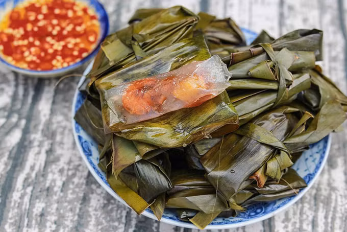 Bánh bột lọc Mỹ Chánh: Bánh được làm từ bột khoai mì, nhân có tôm thịt được đem ướp và rim kỹ, và được gói bằng lá chuối,…