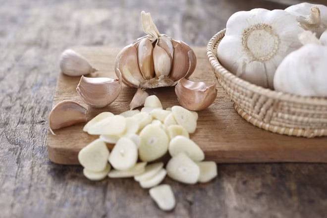 Tỏi: Hàm lượng allicin cao trong tỏi làm giảm viêm và chống nhiễm trùng. Nó phá bỏ các tế bào gốc tự do và có thể giúp cải thiện bệnh hen suyễn. Gần đây, một nghiên cứu từ tạp chí Nghiên cứu Phòng chống Ung thư cho biết ăn tỏi sống hai lần một tuần làm giảm nguy cơ mắc ung thư phổi một nửa.