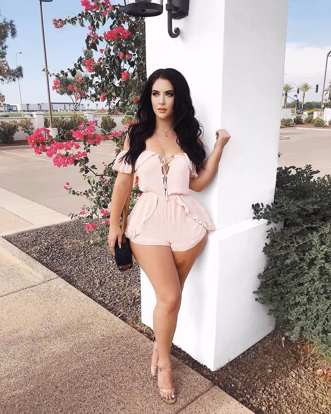 Cô nàng diện jumpsuit vô cùng gợi cảm.