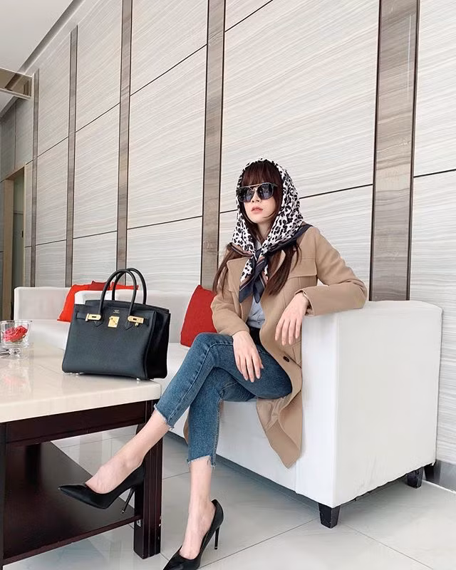 Cách ăn mặc vừa đẹp vừa sang của Baifern Pimchanok trong phim khiến cô được người hâm mộ đặt cho danh hiệu "chị đẹp".