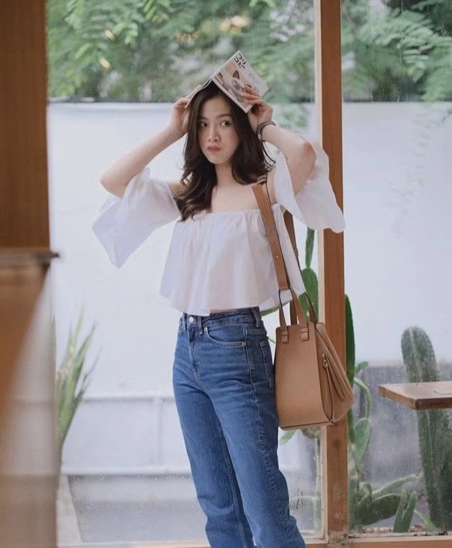Người đẹp sinh năm 1992 thường xuyên làm mới mình với những style đời thường khác nhau, tạo nên bản phối thời trang vô cùng ấn tượng.