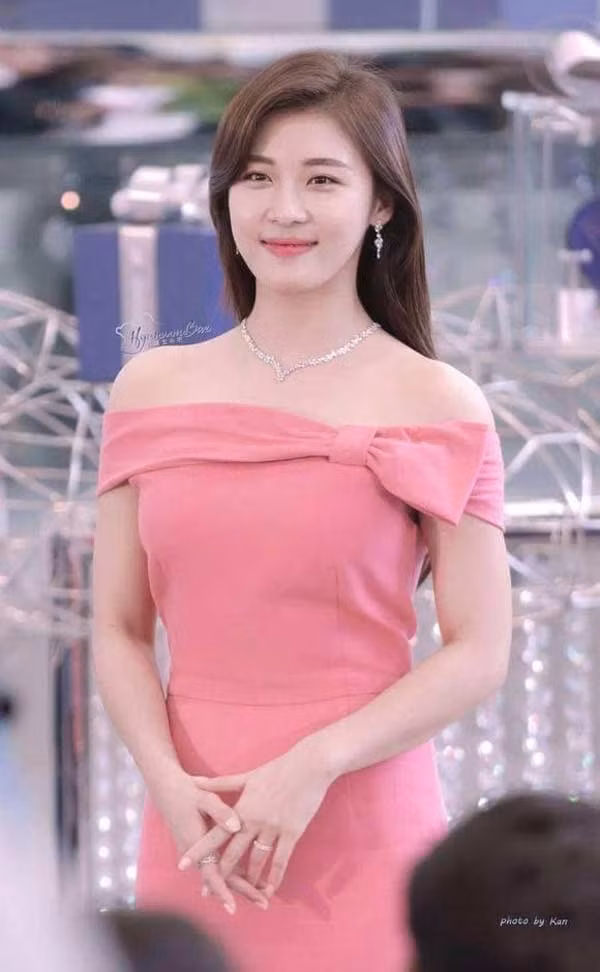Để da luôn căng mịn, mỹ nhân 40 tuổi này còn thường xuyên ăn hoa quả, uống nước ép mỗi ngày. Cô Ji Won còn bật mí rằng việc uống rượu với chanh sẽ giúp da bạn trở nên láng mịn và căng bóng hơn.