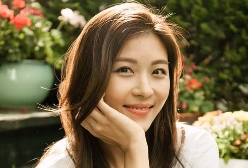 Để có được làn da bóng khỏe không tì vết, Ji Won đã chăm chỉ dùng kem dưỡng da hàng ngày và chỉ trang điểm nhẹ nhàng cho da được thở, hạn chế trang điểm đậm nếu không cần thiết.