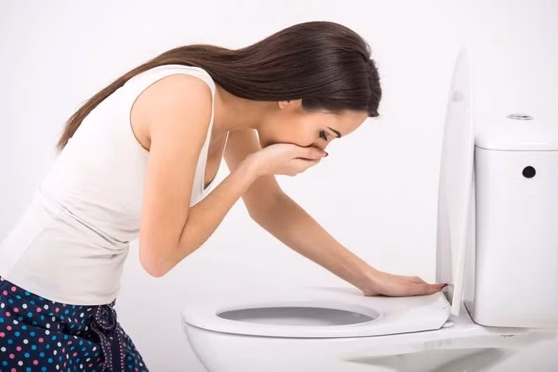 Buồn nôn và nôn mửa: Trong một số ca sốt xuất huyết nặng, bệnh nhân có thể cảm thấy buồn nôn và sau đó nôn mửa. Đó là bởi nếu virus mạnh mà hệ miễn dịch của bệnh nhân lại yếu, virus sẽ lây lan nhanh hơn và ảnh hưởng đến ống tiêu hóa. Triệu chứng nôn mửa thường không kéo dài hơn vài ngày và không xuất hiện thường xuyên. Nếu triệu chứng này kéo dài với tần suất liên tục, chứng tỏ bệnh nhân đó mắc sốt xuất huyết nặng, có thể đe dọa đến tính mạng.