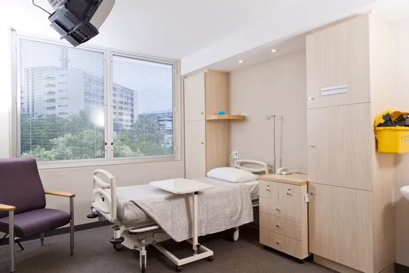 Các dấu hiệu biến chứng: Trong một số ca hiếm, bệnh sốt xuất huyết có thể trở nặng và đe dọa tính mạng của bệnh nhân. Khi đó, các mạch máu có thể bị vỡ và rò rỉ, số lượng tiểu cầu trong máu có thể sụt giảm nghiêm trọng. Bệnh nhân có thể liên tục nôn ra máu. Các mảng giống như vết bầm tím có thể xuất hiện trên da, báo hiệu sự chảy máu dưới biểu bì. Khi đó, bệnh nhân cần tới cơ sở y tế ngay lập tức để điều trị.