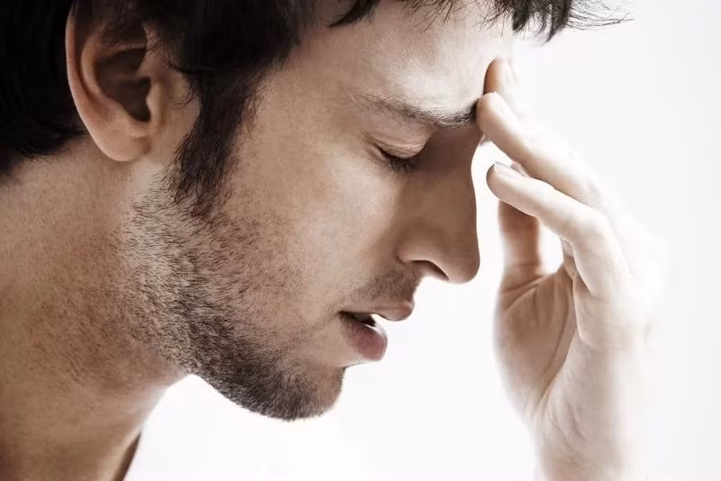 Đau đầu: Bệnh nhân chỉ nên sử dụng các loại thuốc giảm đau được kê đơn bởi bác sĩ. Một số loại thuốc tại quầy thuốc có thể làm tăng nặng các triệu chứng và tăng nguy cơ xảy ra biến chứng. Đau đầu, đau vùng lưng dưới và đau vùng phía sau mắt là những triệu chứng phổ biến nhất ở bệnh nhân sốt xuất huyết.