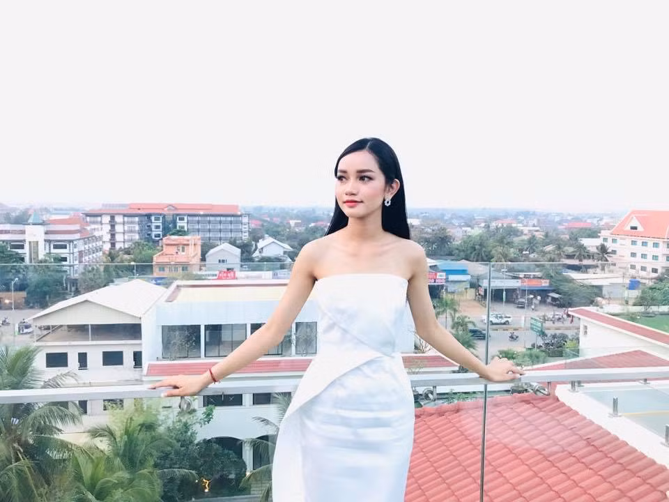 Cô diện chiếc đầm cocktail rất đẹp và hiện đại.