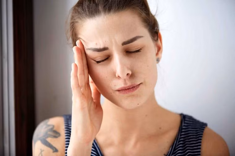 Nhức đầu thường xuyên hơn: Khi bạn ngừng uống cà phê, cơ thể sẽ mất đi lượng lớn adrenaline và dopamine, các hormone đóng vai trò là chất kích thích tự nhiên giữ cho bạn tỉnh táo. Thay vào đó, adenosine, hormone gây mệt mỏi tăng cao khiến bạn bị nhức đầu.