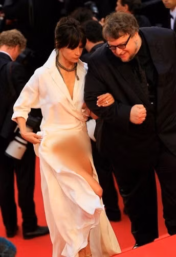 Nữ diễn viên “Bond Girl” Sophie Marceau cũng từng phải bẽ bàng vì chiếc váy màu kem quyến rũ của cô "phản chủ".