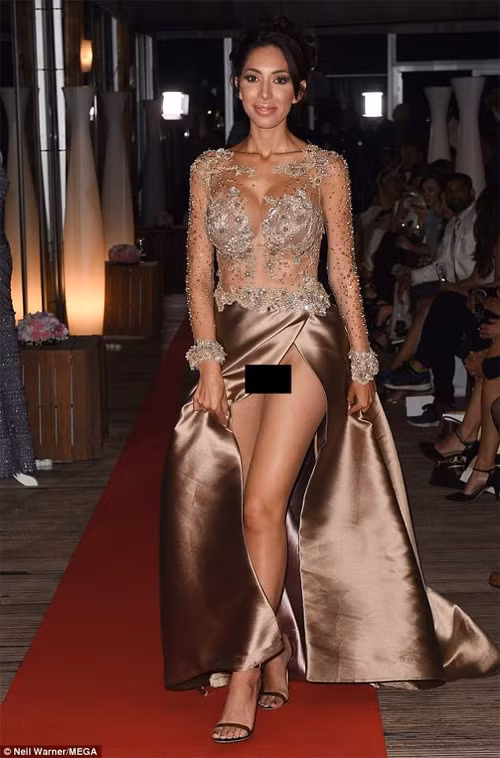 Năm ngoái, Farrah Abraham gặp sự cố khi mặc váy xẻ bạo mà không mặc đồ lót hay bất cứ món đồ bảo hộ khác.