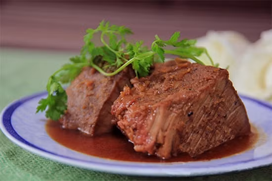 Thịt bò rim là món ăn ngon và rất phổ biến ở xứ Nghệ. Trước đây, món ăn này chủ yếu được nấu vào dịp Tết. Ngày nay, món thịt bò rim còn được dùng trong đám cưới, giỗ chạp và trong bữa ăn ngày thường.