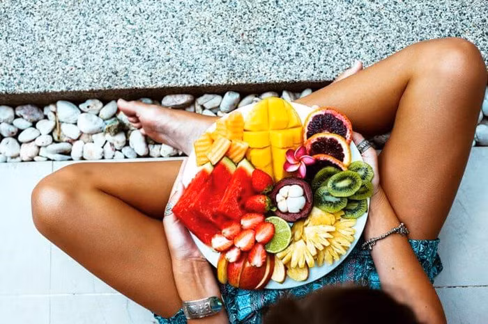 Cách tốt nhất để kiểm soát đường huyết là có chế độ ăn uống hợp lý. Bệnh nhân tiểu đường nên dùng nhiều trái cây, rau xanh, rau quả tươi vừa có tác dụng bổ dưỡng vừa có tác dụng chống lão hóa. Tuy nhiên, nên tránh các loại trái cây có độ ngọt cao như: sầu riêng, nho, xoài, na, nhãn.