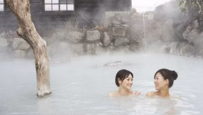 Tắm suối nước nóng: Trong việc chăm sóc và làm đẹp da, ngâm nước nóng kết hợp massage muối biển/dầu dưỡng thể sẽ mang đến hiệu quả chống ô xy hóa tuyệt vời nhờ làm tăng nồng độ melatonin. Thư giãn trong luồng hơi nước ấm bốc lên cũng là cách tốt để thanh tẩy lỗ chân lông.