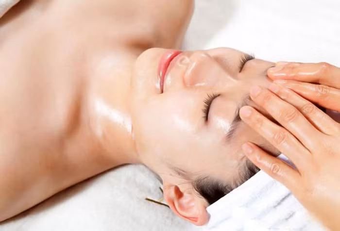Mát xa da mặt: Bên cạnh sử dụng mỹ phẩm, mát xa da mặt nhẹ nhàng sẽ giúp tế bào trẻ hóa, thông thoáng da mặt và quan trọng nhất là làm cơ mặt săn chắc, tránh hình thành nếp nhăn.