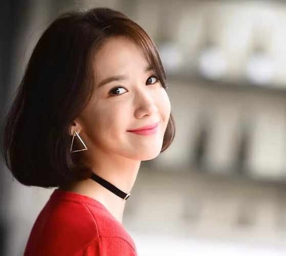 Yoona trông xinh đẹp và trẻ trung như mới đôi mươi khi diện tóc ngắn.