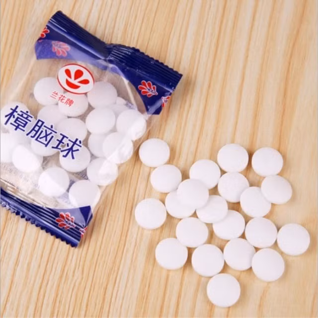 Các nghiên cứu chỉ ra rằng một trong những yếu tố chính của băng phiến được gọi là paradichlorobenzene gây ra ung thư ở động vật. Mặc dù tác động đối với sức khỏe con người vẫn chưa được chứng minh bạn nên thận trọng. Một số băng phiến có chứa một hóa chất gọi là naphthalene, phá hủy các tế bào hồng cầu nếu con người tiếp xúc với nó trong một thời gian dài.