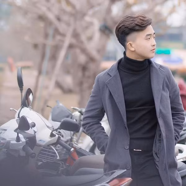 Anh chàng sinh năm 2000 có cách ăn mặc mang hơi hướng Hàn Quốc.