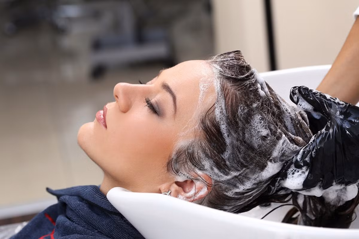 Không gội đầu thường xuyên: Có thể bạn không cần phải gội đầu hằng ngày hay thậm chí là cách ngày. Nhưng bạn vẫn cần gội đầu với tần suất đủ để tránh tích tụ dầu, vì điều này có thể gây ra gàu và các vấn đề khác về da dầu.