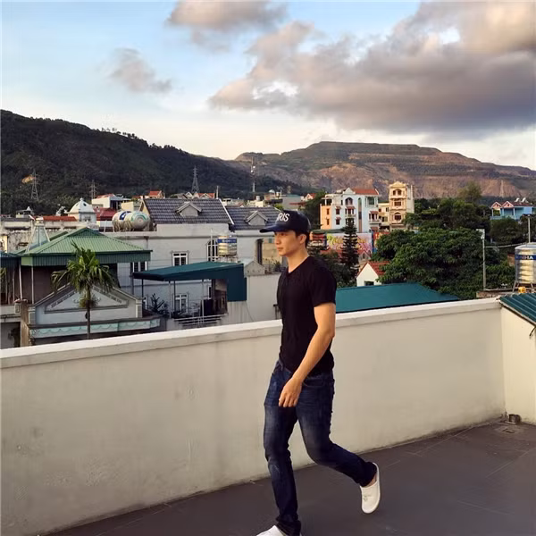 Anh diện quần jean và áo sơ mi rất ngầu.