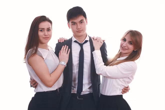 Văn Mạnh diện vest rất bảnh bao.