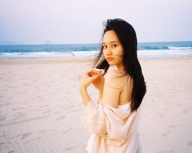 Trúc Anh được đánh giá là hợp vai Hà Lan, đặc biệt đôi mắt biếc trong veo và ngây thơ của cô. Diễn viên trẻ sở hữu gương mặt bầu bĩnh, đáng yêu, chiếc mũi cao và môi hình trái tim. Ngoài đời, cô ăn mặc gợi cảm vô cùng.