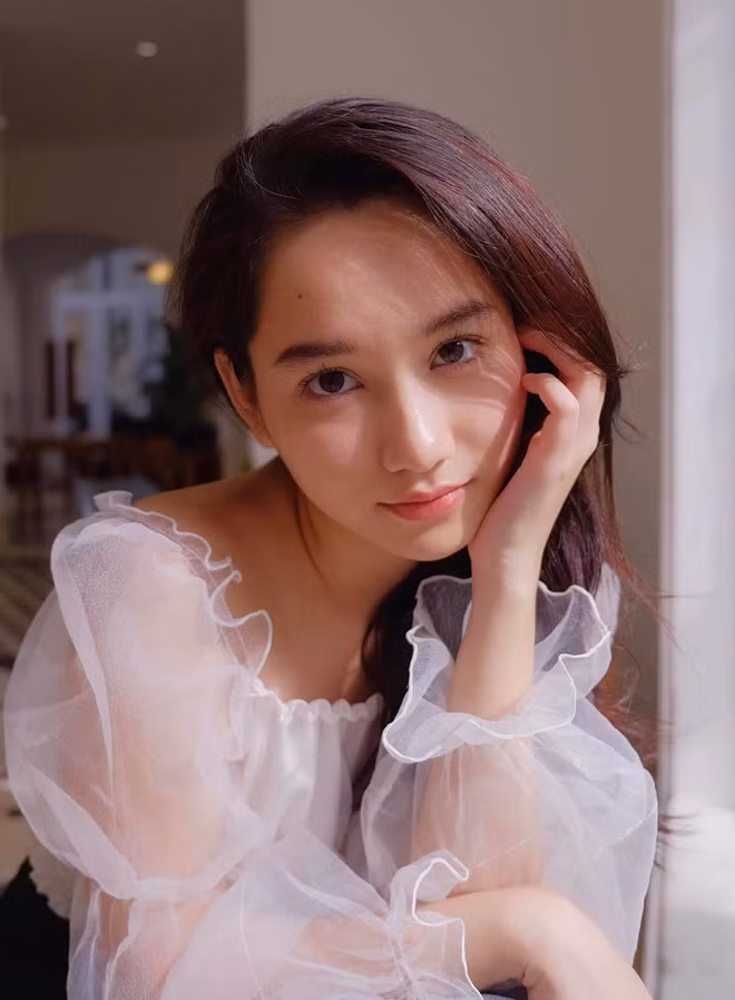 Cô nàng khoe vẻ quyến rũ trong trang phục xuyên thấu.