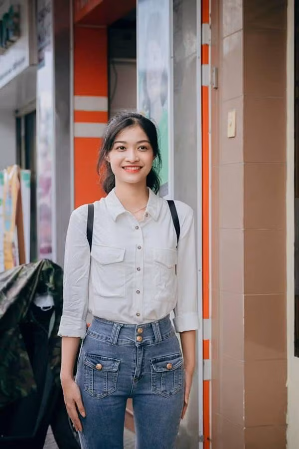 Kiều Loan thường xuyên ăn mặc giản dị với những chiếc áo sơ mi đi kèm quần jeans lưng cao.