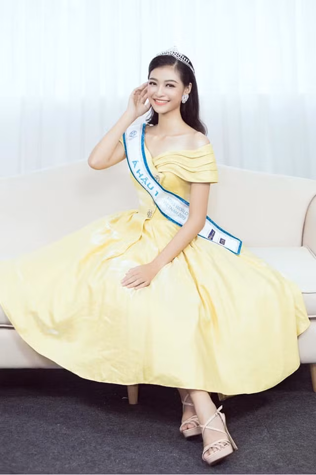 Khi đi sự kiện, cô cũng ưu tiên những kiểu váy xoè nhẹ nhàng với những tông màu dịu mắt.