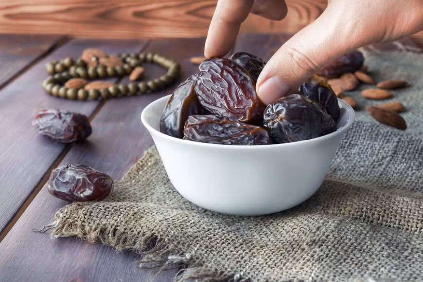  Quả chà là ở Dubai có giá trị dinh dưỡng cao, chứa sắt, kali, vitamin, B, A và, K, và 15 khoáng chất, giúp làm giảm cholesterol xấu. Do đó, nó thường được người dân mua về ăn hàng ngày và coi là một đồ ăn nhẹ tốt cho sức khỏe.