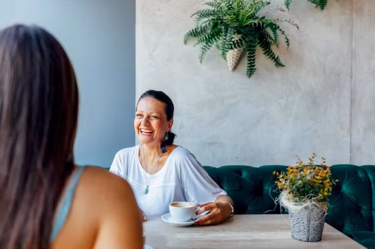 Giữ liên lạc với bạn bè, gia đình: Ngày nay, những mối quan tâm ngoài xã hội khiến chúng ta trở nên bận rộn. Bạn nên duy trì các mối quan hệ lành mạnh. Hãy nhấc điện thoại và gọi cho một người bạn cũ hoặc một thành viên trong gia đình dù chỉ 10 phút. Trò chuyện giúp bạn thư giãn, cởi mở và có ấn tượng tốt trong mắt mọi người. 