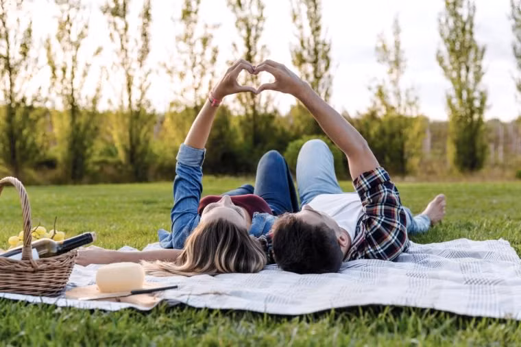 Làm “chuyện ấy” hợp lý: Chuyện “yêu” giải phóng các morphin nội sinh, tăng cảm giác thân mật, giảm căng thẳng, chống trầm cảm. Bác sĩ cho biết “chuyện ấy” góp phần tăng khả năng miễn dịch, giảm nguy cơ ung thư tuyến tiền liệt và đau tim ở nam giới.